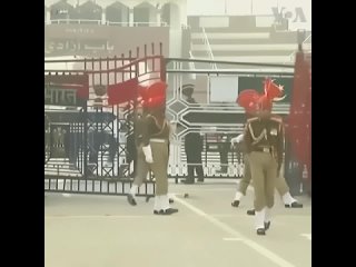 Церемония смены караула на границе Индии и Пакистана