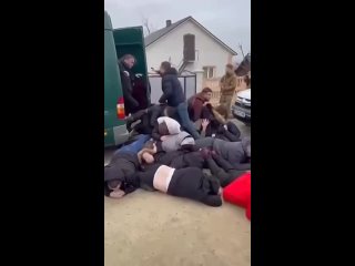 Появилось еще одно видео бесчеловечного вчерашнего задержания пытавшихся покинуть Украину 34-х мужчин