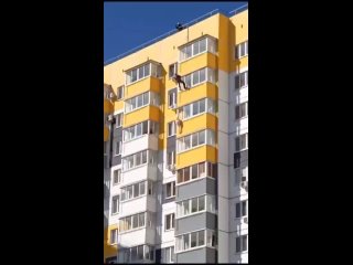 😱Мужчина повис на окне многоэтажки

⚡Сегодня в 11 часов в полицию Краснодара и иные экстренные службы поступило сообщение о том,