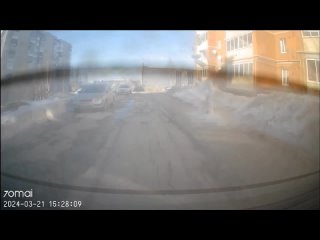 Падение снега на женщину в Чусовом