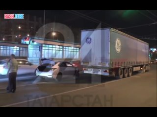🇷🇺 В Казани таксист уснул за рулем и попал в аварию