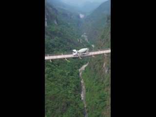 Железный висячий мост в китайском Чунцине. Водители бесстрашно едут над пропастью, т.к. конструкция выдерживает фуры весом 45 т