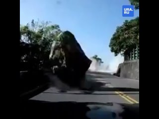 Огромный валун снес автомобиль во время землетрясения