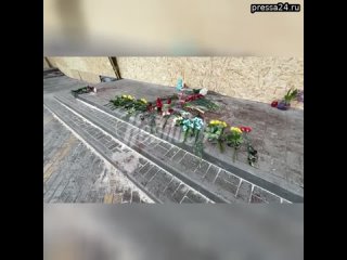 Белгородцы устроили стихийные мемориалы в память об убитых вчера мирных людях — цветы и игрушки несу