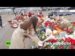 Attentat de Moscou : des fleurs continuent à être déposées devant le Crocus City Hall