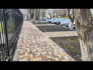 Завершаем устройство тротуара протяженностью около 250 м по обеим сторонам дороги улицы Добролюбова на участке от Мира до Ленина