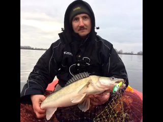 Ловля Судака в отвес с лодки🐟

При ужении судака с лодки в дрейфе, траекторию движения лодки нужно рассчитывать таким образом, ч