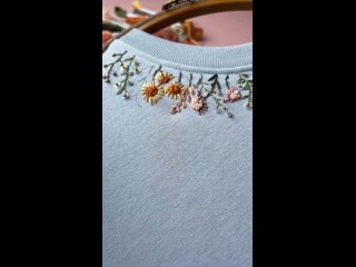 Творческий процесс создания нежной цветочной вышивки на одежде