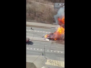 В Москве ГАЗель эпично взорвалась прямо на дороге