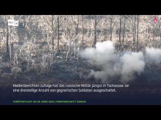 Russische Soldaten stürmen gegnerischen Stützpunkt bei Tschassow Jar