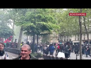 Взрывы и газ заполнили улицы Парижа  это ультралевые радикалы сцепились с полицией во время первомайской демонстрации. Силовики