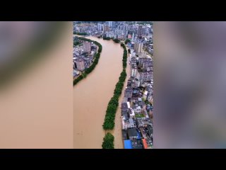 На юге Китая произошло сильнейшее за последние 50 лет наводнение — 127 миллионов человек находятся в опасности.