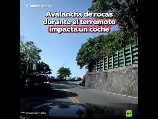 Roca gigante impacta un coche en plena carretera durante el terremoto en Taiwn