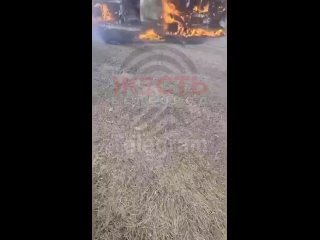 Видео: ‼️🇷🇺🏴‍☠️Враг атаковал “Газель“ и легковушку в Белгородской области
▪️Легковой автомобиль подвергся атаке ВСУ с помощью др