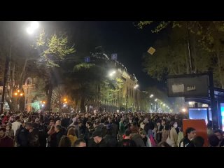 Cientos de manifestantes se concentran frente al edificio del Parlamento de Georgia