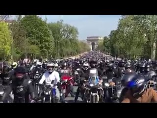 Les #MotardsEnColère envahissent les Champs-Élysées contre le contrôle technique obligatoire imposé par l’UE aux 2 roues !