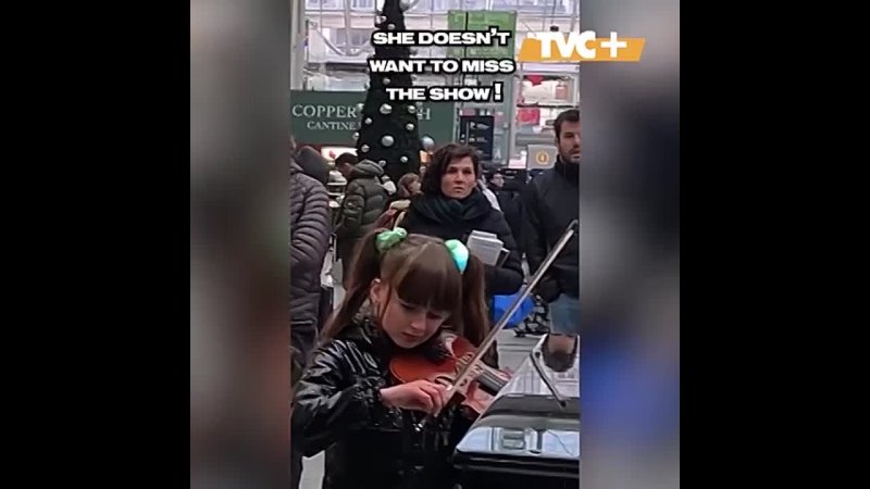 Девочка попросила уличного музыканта сыграть ее любимую