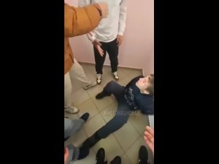 В Новом Уренгое дети мигрантов травят и избивают русского подростка.