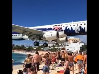 🛬 Эффектная и завораживающая посадка самолетов на острове Сен-Мартен

Пляж, который расположен на голландской стороне карибского