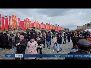 Тысячи москвичей и гостей столицы приходят на Поклонную гору на выставку трофейной техники