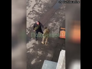 Мужики на Украине стали раздавать подсрачники военкомам.   В Киеве тцкашник доебался до рандомного м