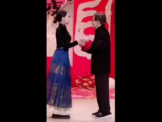 Джеки Чан танцует ча-ча-ча перед юбилеем