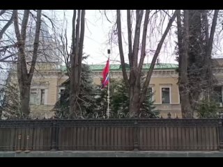 Знамя Победы и Знамя России в посольстве Украины
