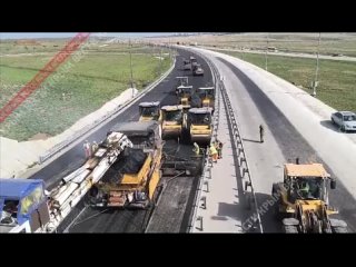 На участке автомобильной дороги Симферополь-Евпатория -Мирный начались масштабные работы по укладке асфальтобетонного покрытия