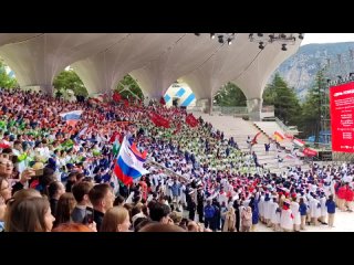 Единым хором исполнили песню День Победы 3500 человек в Артеке