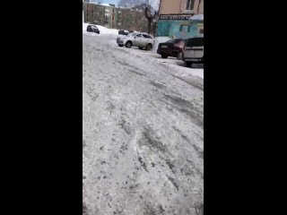 Видео от г. по хреново почищенному двору по Чайковского и в конце запущенный бульвар Моисеева.