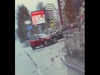 Вчера в Екатеринбурге на улице Шаумяна, 87/2 произошло массовое ДТП с участием трех машин

По информации от областной ГИБДД, в а