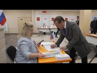 Кадры голосования на выборах в Москве зампреда Совбеза РФ Дмитрия Медведева
