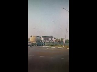 Видео атаки беспилотника по автомобилю в Белгородской области.  Ранее сообщалось, что село Вознесеновка подверглось атаке ВСУ с помощью пяти дронов-камикадзе.  Как заявил губернатор Гладков, всего были повреждены 3 автомобиля, пострадали пять мирных жителей, в том числе один подросток. 17-летнюю девочку с осколочными ранениями доставили в больницу в состоянии средней тяжести.