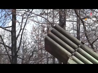 Les lance-roquettes russes Grad crasent l'ennemi sur la rive droite du Dniepr