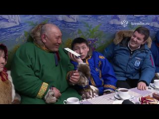 Putin ha fatto gli auguri a una famiglia di pastori di renne di Yamal per le loro “nozze d’oro“ e per la Giornata della Cosmonau