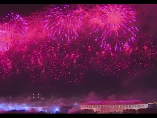 Fuegos artificiales en Mosc por el aniversario 79 de la Victoria sobre el nazismo