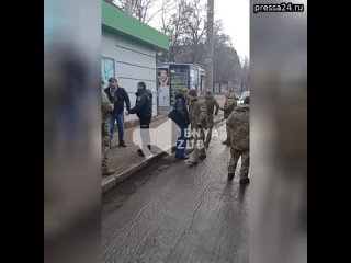 Принудительная могилизация: Военкомы в Харькове силой выводят людей из автобуса  После того, как то