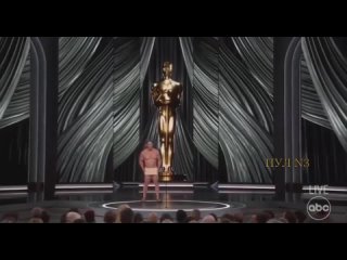 Костюмы! Они так важны: Актер Джон Сина вышел голым на объявление премии Оскар в номинации за лучшие костюмы