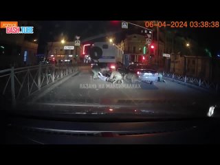 🇷🇺 Сегодня ночью в Казани представители АУЕ заметили автозак полицейских