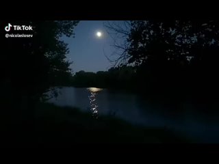 noc-luna-zvezdi-nebo-reka_().mp4