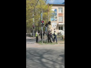 В Тольятти молодой человек зачем-то залез на столб, а вот спуститься уже не смог.