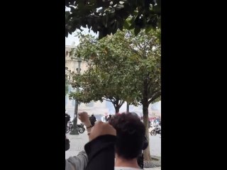 Это видео со стороны активистов «антифы», которые скандируют напротив акции ультраправых: «Фашисты, ваш час настал, иммигранты о