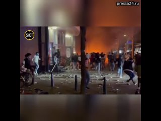 Массовые беспорядки начались на улицах Гааги, Нидерланды.   Десятки мигрантов из Эритреи схлестнулис