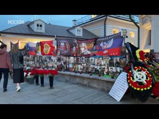 В первую годовщину гибели Владлена Татарского в Москве и Петербурге люди целый день несут цветы и зажигают свечи