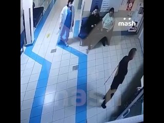 Неадекватный пациент с ножницами попытался напасть на работников больницы в Тюменской области. Буянил недолго — его обезвредили