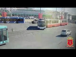 Городской электротранспорт в Санкт-Петербурге не поделил дорогу: вблизи Пионерской трамвай жестко въехал в бок подрезавшему ег