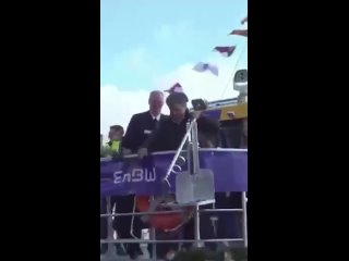 Министр экономики ФРГ Роберт Хабек во время церемонии спуска на воду нового судна попытался традиционно разбить о борт бутылку ш