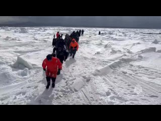 На Сахалине спасли 82 рыбака, которые застряли на отколовшейся льдине в Охотском море. Для этого задействовали Ми-8. Никто не по