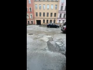Град с дождём и грозой обрушились на Петербург.

Погода