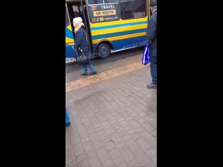 Украинский защитник из военкомата обиделся на пожилую одесситку и прямо на остановке общественного транспорта обругал ее отборны